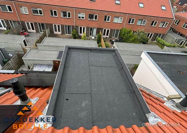 Plat dak met bitumen bedekking naast dakkapel in Brielle