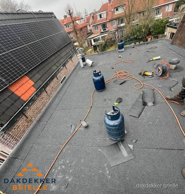 Daklekkage repareren met brandgereedschap op plat dak in Brielle Daklekkage repareren met brandgereedschap op plat dak in Brielle