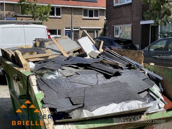 Afvalcontainer met gesloopt dakmateriaal tijdens dakkapel renovatie in Brielle