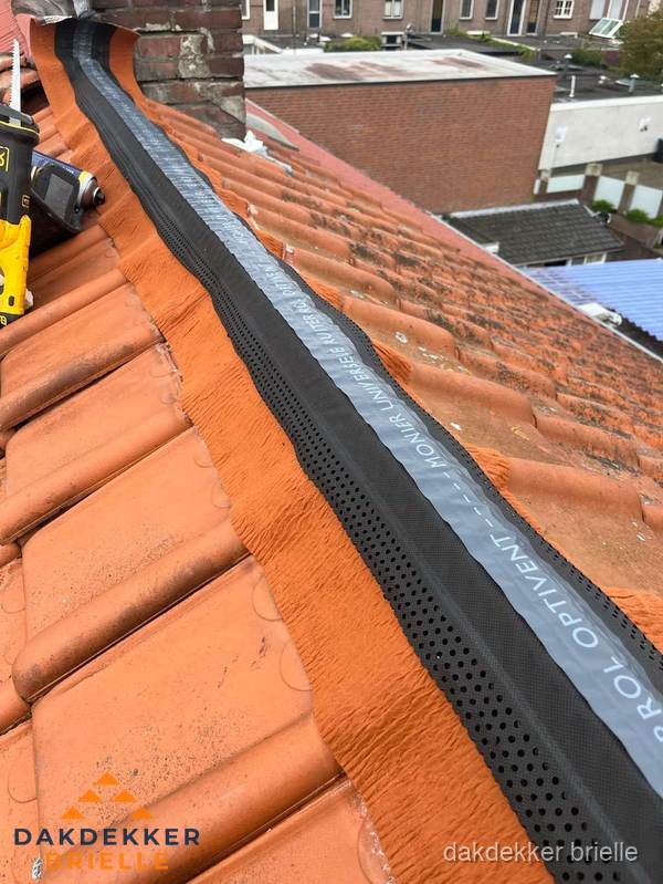 Nokventilatie installeren op hellend pannendak in Brielle Nokventilatie installeren op hellend pannendak in Brielle