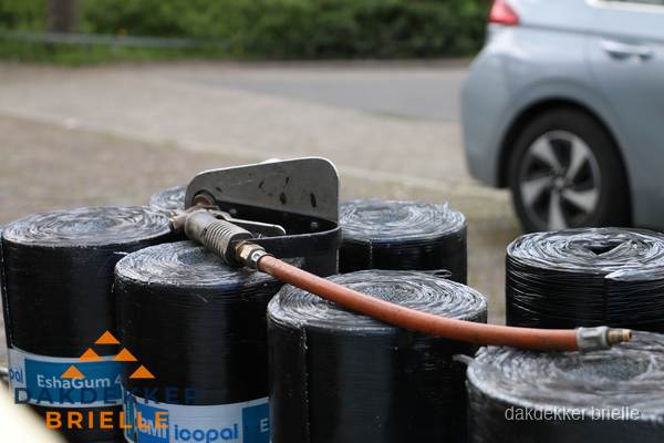 Rollen bitumen dakbedekking EshaGum klaar voor installatie in Brielle Rollen bitumen dakbedekking EshaGum klaar voor installatie in Brielle