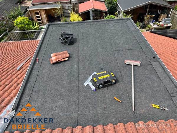 Nieuw plat dak met bitumen dakbedekking in Brielle