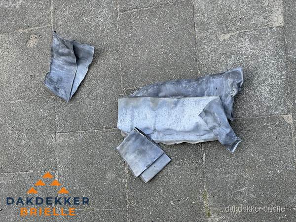 Oude verwijderde loodslabben na vervanging in Brielle Oude verwijderde loodslabben na vervanging in Brielle