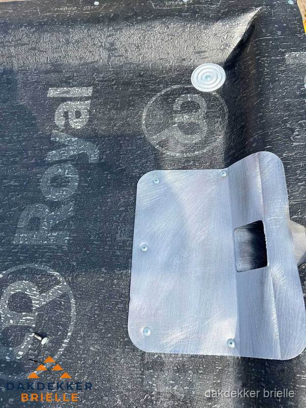 Dakgoot aansluiting op bitumen dak in Brielle