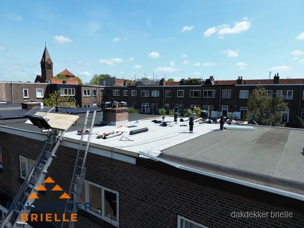 Dakdekkers aan het werk op plat dak in Brielle