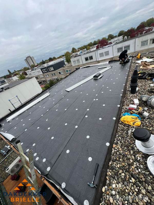 Dakleer vervangen op groot plat dak door dakdekker in Brielle