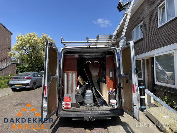 Spoed dakdekker bus met gereedschap en ladder bij woning in Brielle