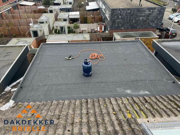 Plat dak met nieuwe bitumen dakbedekking en brandgereedschap in Brielle Plat dak met nieuwe bitumen dakbedekking en brandgereedschap in Brielle