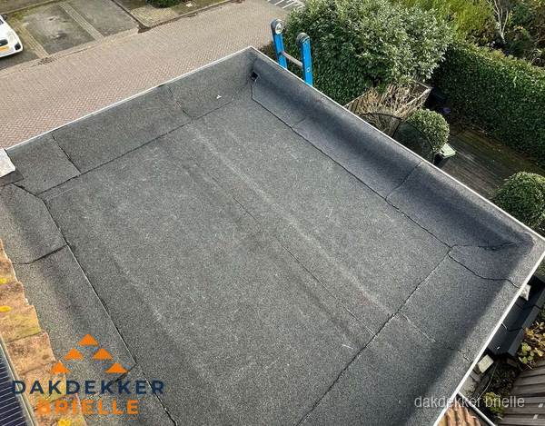 Gerenoveerd plat dak met nieuwe bitumen dakbedekking in Brielle Gerenoveerd plat dak met nieuwe bitumen dakbedekking in Brielle