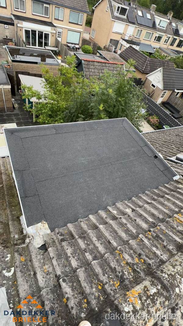 Plat dak aanbouw met bitumen dakbedekking in woonwijk Brielle Plat dak aanbouw met bitumen dakbedekking in woonwijk Brielle