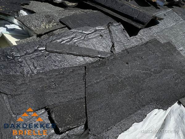 Verwijderd oud bitumen dakleer klaar voor vervanging in Brielle