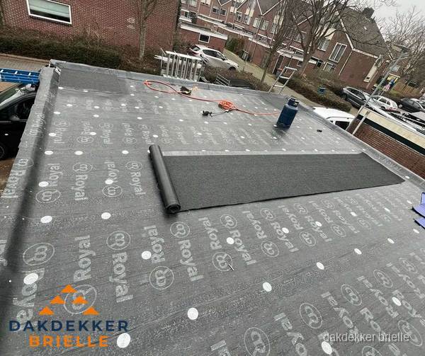 Dakrenovatie plat dak met bitumen dakbedekking in Brielle