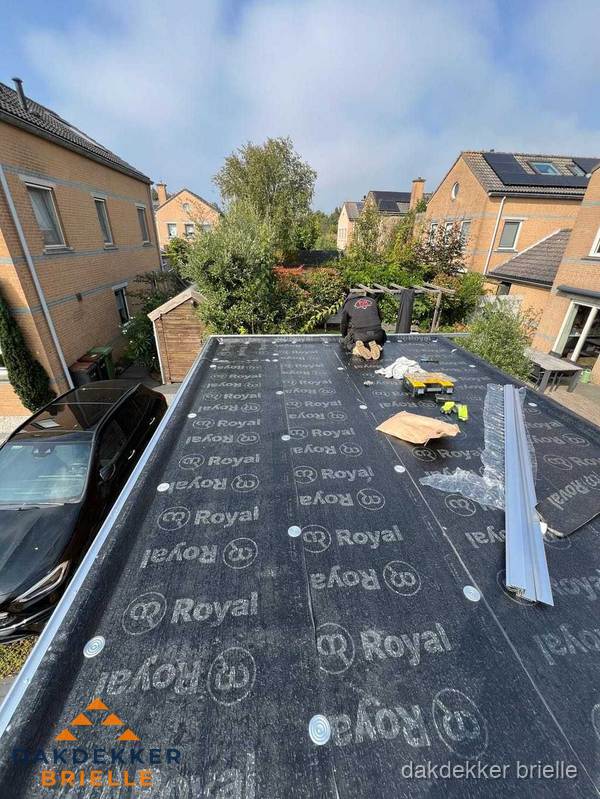 Nieuwe Royal bitumen dakbedekking op plat dak van aanbouw in Brielle