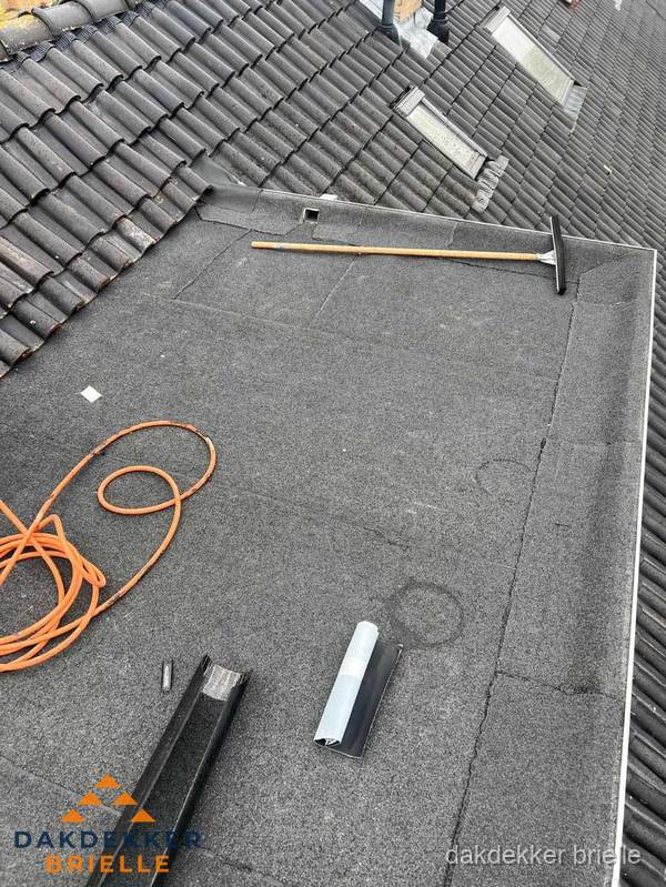 Plat dak reparatie met gereedschap en loodstroken in Brielle Plat dak reparatie met gereedschap en loodstroken in Brielle