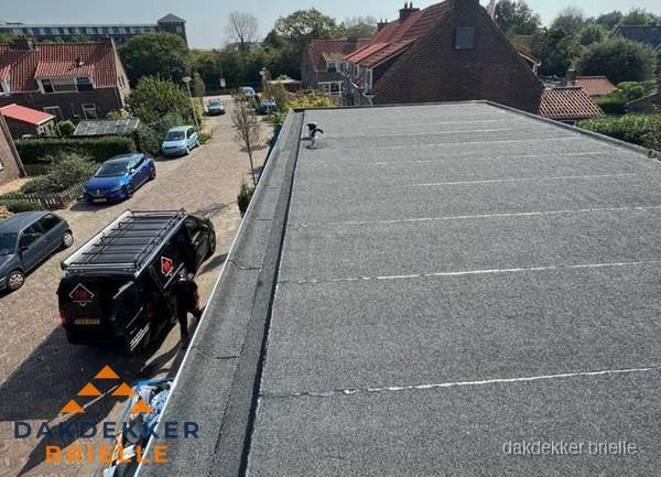 Nieuw bitumen plat dak met uitzicht over woonwijk in Brielle